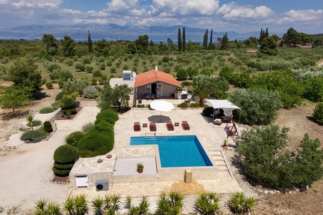 Autentica villa in pietra disponibile a Sutivan in Croazia