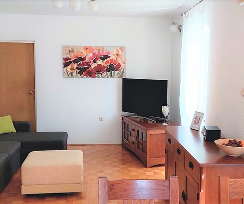 Casa de piedra renovada de varias unidades en Kastel Luksic