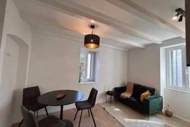 K. Štafilić, dvojpodlažný dvojdom s rozlohou 60 m2, novo zrekonštruovaný, 80 m od mora, centrum