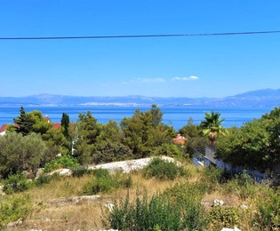 Terreno di Brac con permesso per villa e piscina con vista mare