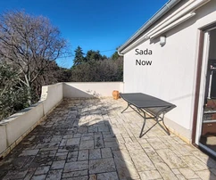 ¡Oportunidad rara! Omišalj - terraza y vista al mar, ¡a 50 m de la playa!