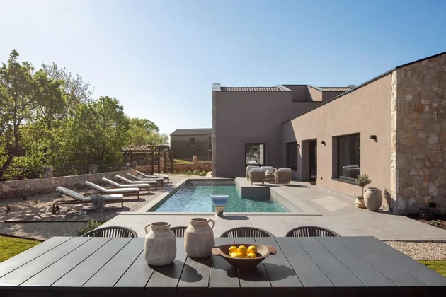 ¡VILLA DE DISEÑO EXCLUSIVA CON PISCINA Y JARDÍN ESPACIOSO!