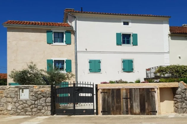 Rustic stone house with swimming pool, in a quiet location!