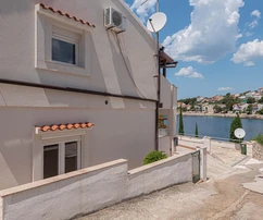 Primošten, Bilo, deuxième rangée au bord de la mer, maison avec vue panoramique sur la mer