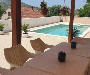 Casa ristrutturata con piscina in vendita vicino a Sebenico in Croazia