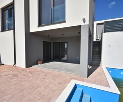 New semi-detached house on 3 floors, with a pool and garden - 700m from the beach