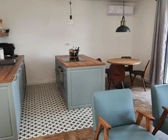 Lovran, ein wunderschönes Haus mit drei Wohnungen, 50 m vom Meer entfernt