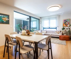 Split, Znjan : Bel appartement de deux chambres dans une maison neuve avec balcon et ascenseur