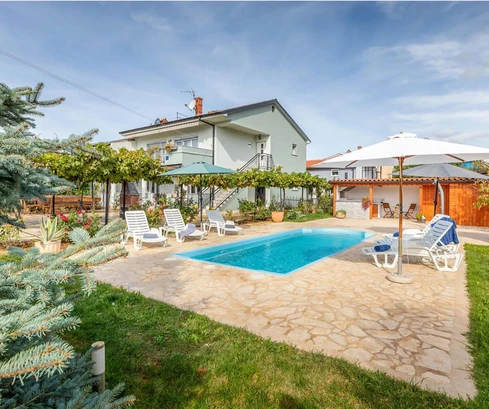 Casa adosada con piscina disponible en Pula, Croacia