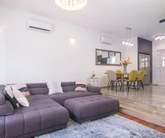 Čiovo, Okrug.G., appartamento su due livelli con due camere da letto, garage di 20 m2 e mansarda.