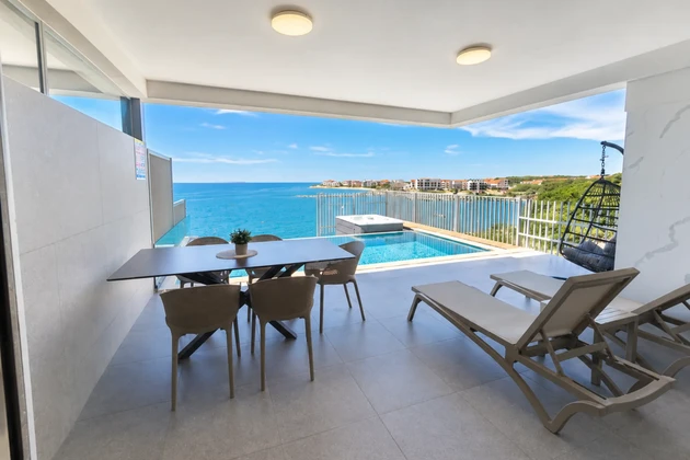 Croatie - Île de Pag | Appartement de luxe en première ligne de mer avec piscine et salle de sport