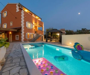 Palazzina con piscina in vendita a Rogoznica in Croazia