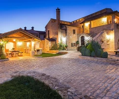 Istria, Sveti Petar – Auténtica villa de piedra con piscina en venta