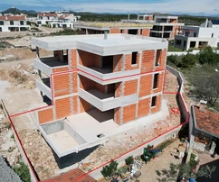 Vodice – Luxus két szintes S2 apartman medencével és kerttel, tengerre néző kilátással