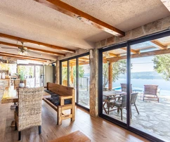 Haus zum Verkauf in Omiš-Stanići mit Meerblick in Kroatien