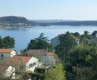Krk, Omišalj, casa con cinque appartamenti, a 200 m dal mare