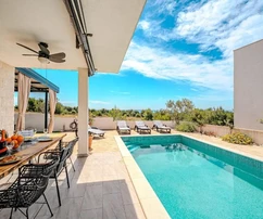 Vir, maison jumelée avec piscine et belle vue sur la mer