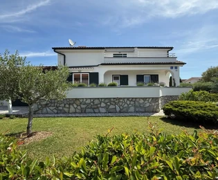 VILLA INDIPENDENTE CON AMPIO GIARDINO, IN ZONA TRANQUILLA!