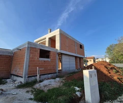 Kétlakásos ház medencével eladó Kaštelirben Horvátországban