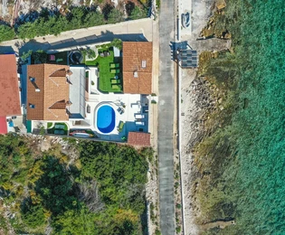Villa al mare in vendita in una posizione privilegiata sul lungomare sull'isola di Drvenik in Croazia