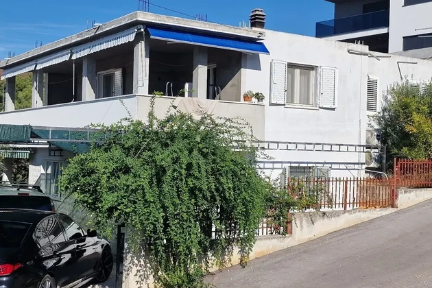 Čiovo, quartier G. au-dessus de la plage, maison individuelle de 260 m2, avec 2 appartements,