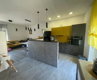 Kaštел-Нови, комфортабельная двухкомнатная квартира 89 м² на втором этаже в центре, парковка