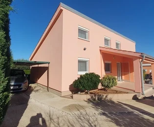 Maison de plain-pied avec galerie, garage, cave et un beau jardin
