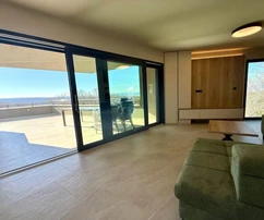 NOVÝ PENTHOUSE S VÝHLEDEM NA MOŘE, NA KLIDNÉM MÍSTĚ!