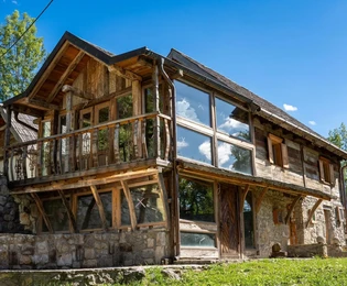 Lika, Laghi di Plitvice, proprietà recintata di 40.000 m² con 11 case, investimento eccezionale e raro