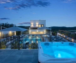 Schöne moderne Villa in einem großen Garten mit Swimmingpool und Blick auf das Meer, Sveti Lovreč, ISTRIEN