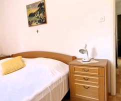 Šarmantná rodinná nehnuteľnosť na Brači obklopená rozľahlými záhradami