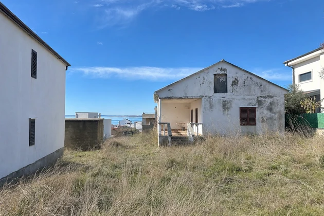 Dom na predaj, kompletne na rekonštrukciu, na pozemku o veľkosti 1483 m²