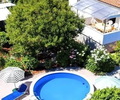 DETACHED HOUSE WITH TWO RESIDENTIAL UNITS AND POOL, IN QUIET LOCATION!