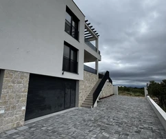 Vodice, appartamento di lusso con 2 camere da letto, piscina, garage e vista panoramica sul mare