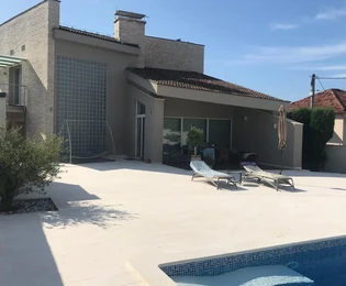 Piękny dom z basenem na sprzedaż w Zadarze w Chorwacji