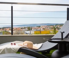 APPARTAMENTO ARREDATO MODERNAMENTE CON VISTA MARE, IN POSIZIONE ATTRAENTE!