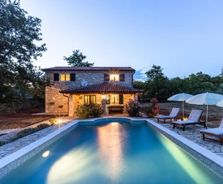 Kamenný dom s bazénom na predaj neďaleko Labinu v Chorvátsku