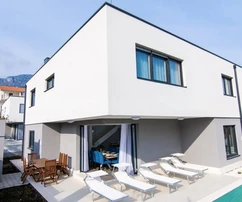 Kaštel Kambelovac, két villa komplexuma, mindegyik 250 m2, úszómedencékkel