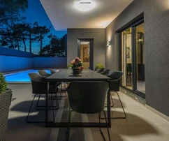 Villa v blízkosti centra, vybavená bazénom a strešnou terasou