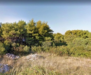 Grande terreno edificabile sull'isola di Brac vicino al mare