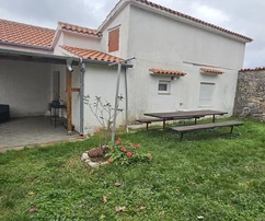 Jadranovo, dom s tromi apartmánmi, výhľad na more, parkovanie a záhrada, blízko mora