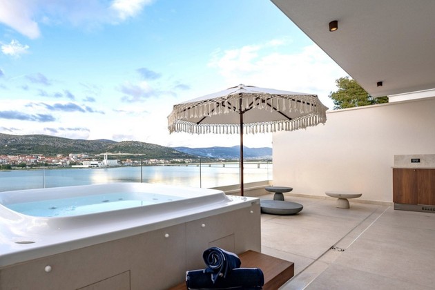 Villas de lujo frente a la playa en venta en Trogir con piscinas
