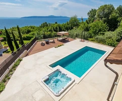 Villa nuova con piscina su una scogliera, in prima fila sul mare, Istria, Opatija
