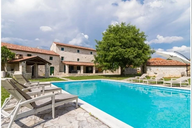 Villa en pierre avec piscine et vaste terrain disponible à l'achat en Croatie