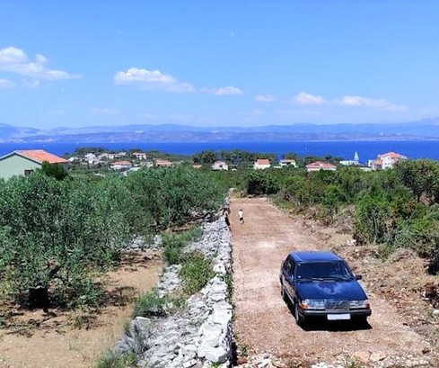 Stavebný pozemok na ostrove Šolta s výhľadom na more sa nachádza v blízkosti zátoky a je pripravený na výstavbu