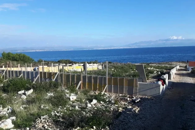 Šolta, Nečujam, działka budowlana 500 m2, 80 m od morza i plaży