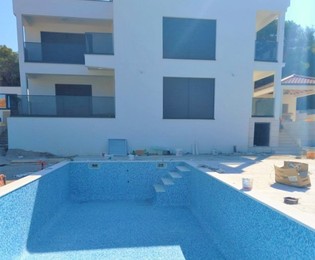 Amplia villa en Čiovo con vista al mar y piscina