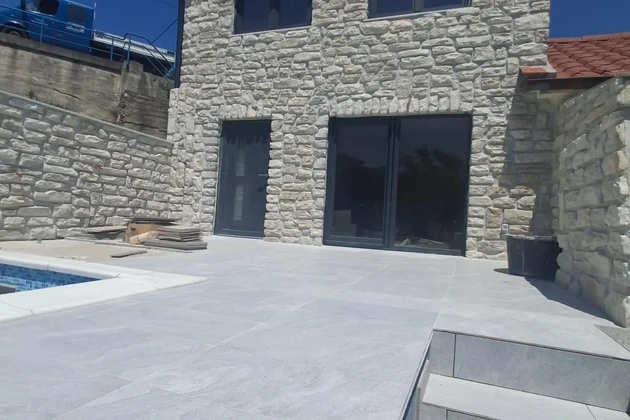 Predivna Kamena Kuća, 80 m², Bribir – Bazen i 385 m² Okućnice