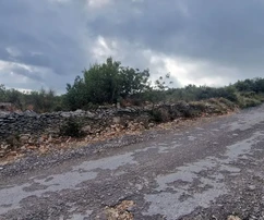 Трогир, Пляно, сельскохозяйственная земля 6353 м2, вид на море, дорога