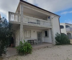 Proprietà familiare con due appartamenti trilocali, vicino al centro.